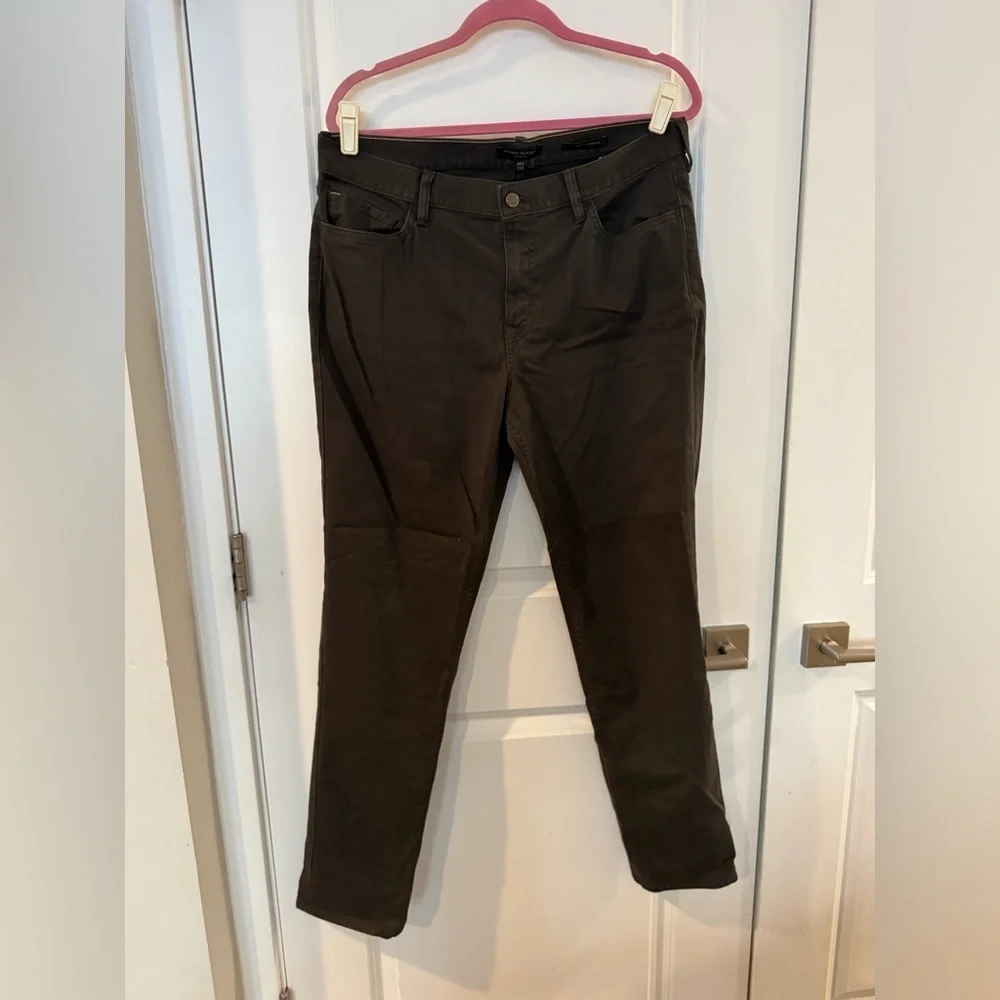 Banana Republic Men's Athletic Traveler Pant in Dark Olive Green 34x32